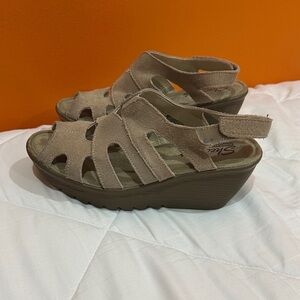 NEW Skechers Tan Suede Women's Sandals size 6